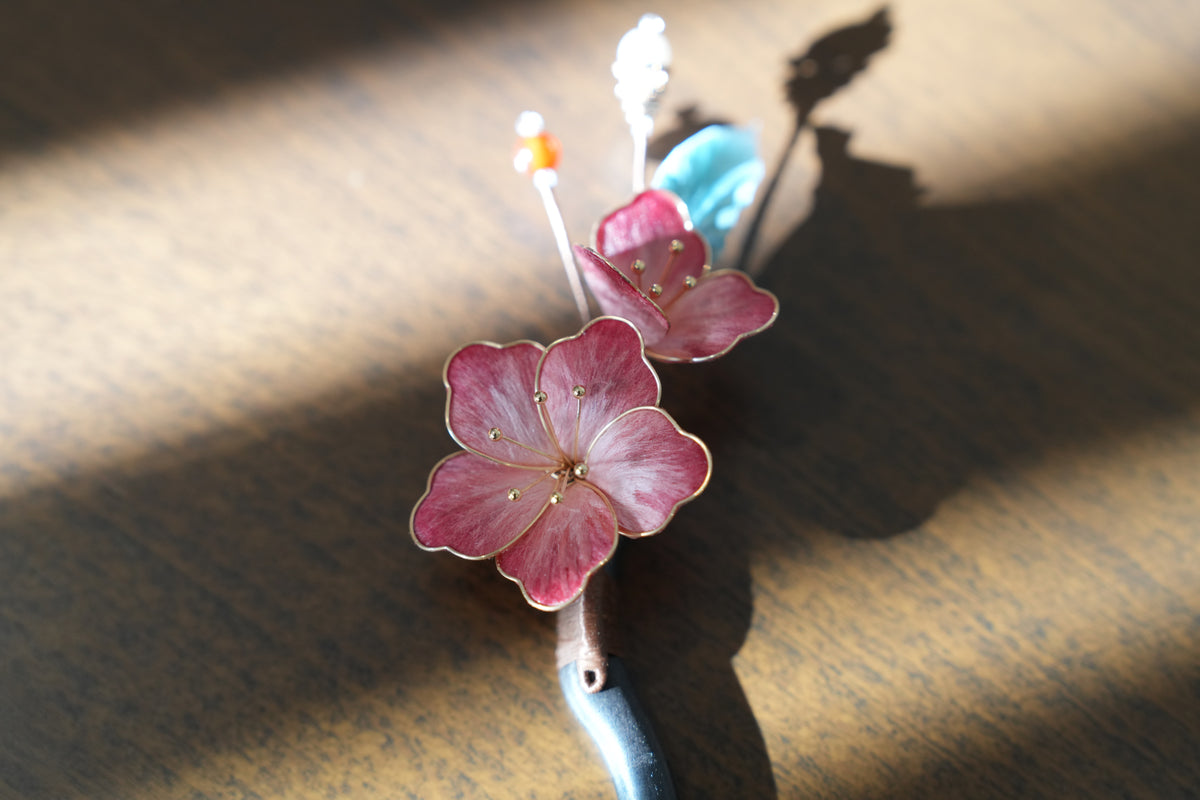 本絹・銘木黒檀】手仕事で咲かせる桜の簪(かんざし)|天然紅瑪瑙・和装ヘアアクセサリー