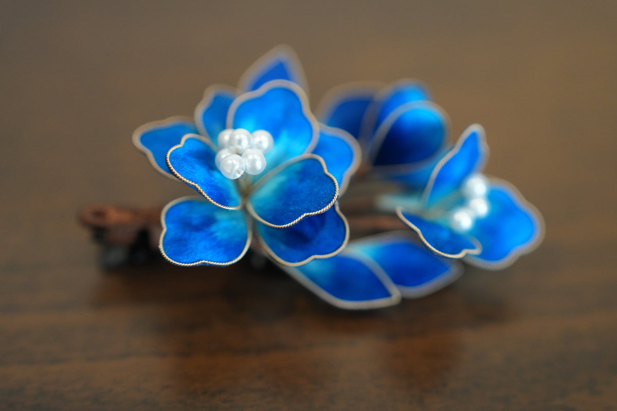 本絹の輝き 瑠璃色の花 ヘアクリップ｜上質シルク手巻き工芸 パール 髪飾り 青