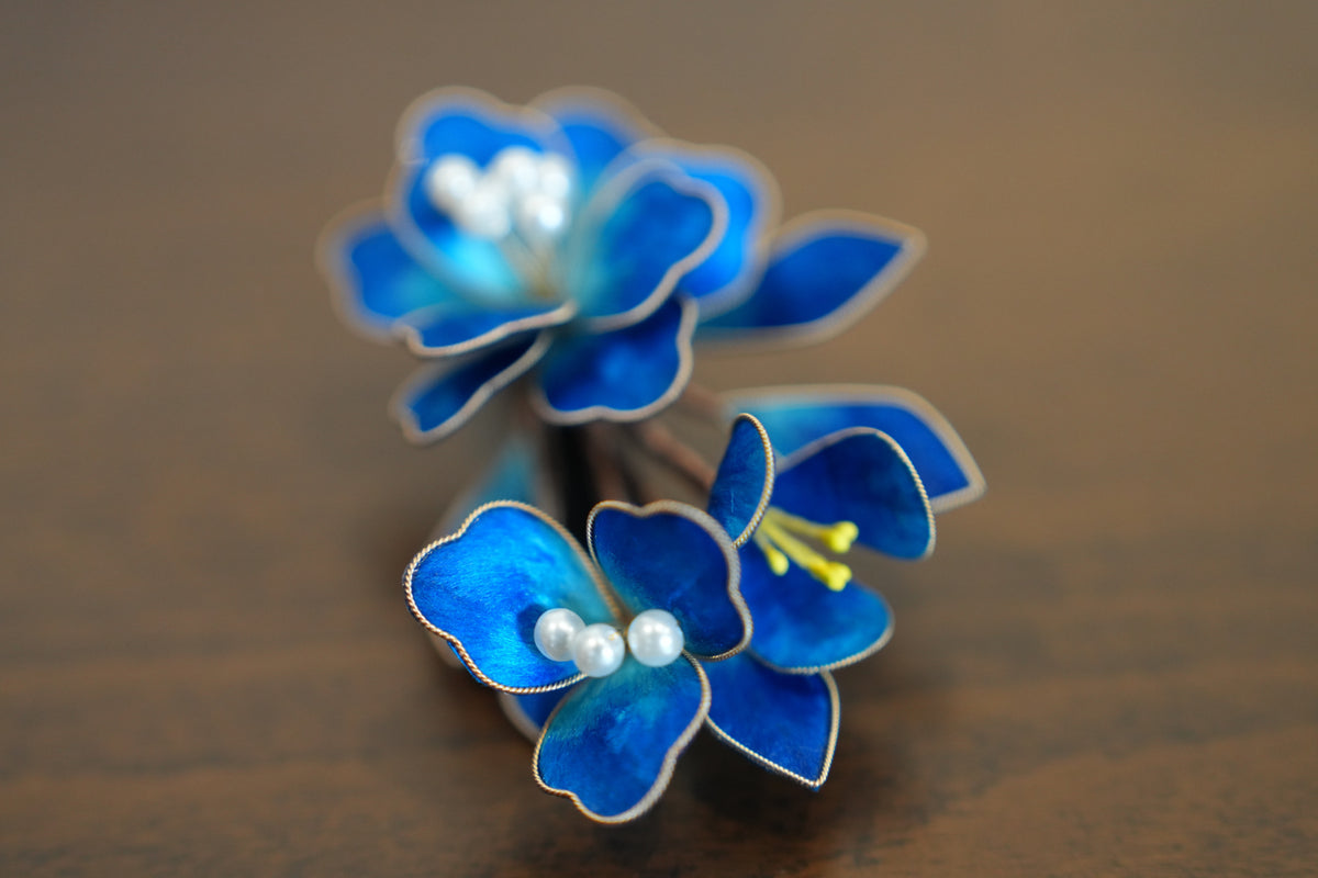 本絹の輝き 瑠璃色の花 ヘアクリップ｜上質シルク手巻き工芸 パール 髪飾り 青