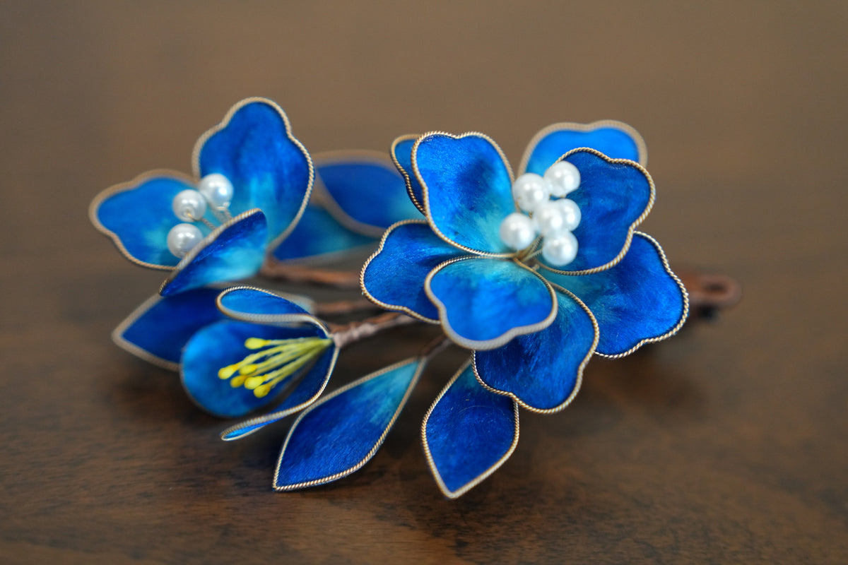 本絹の輝き 瑠璃色の花 ヘアクリップ｜上質シルク手巻き工芸 パール 髪飾り 青