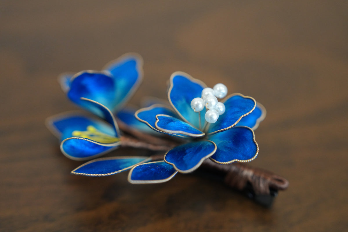 本絹の輝き 瑠璃色の花 ヘアクリップ｜上質シルク手巻き工芸 パール 髪飾り 青