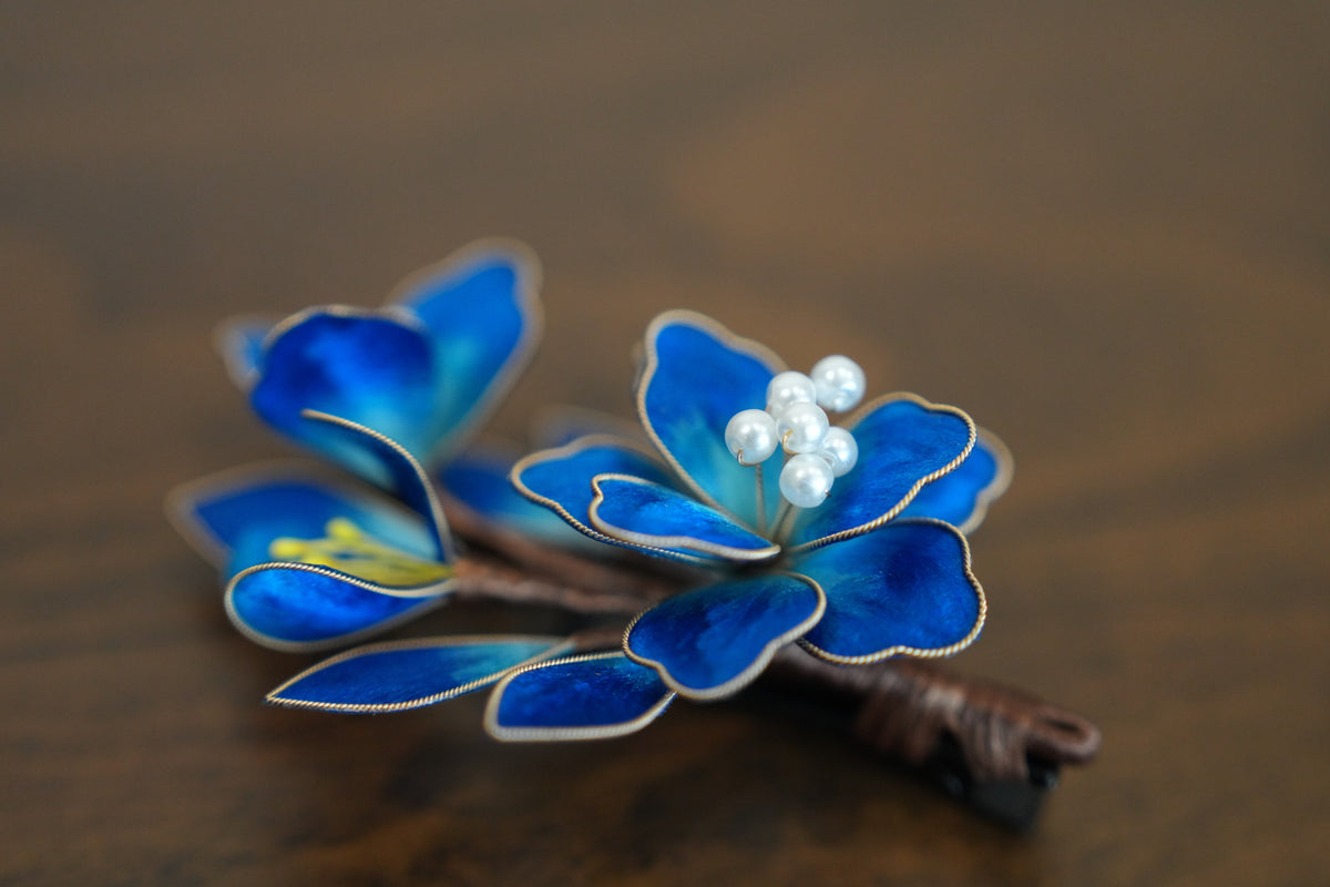 本絹の輝き 瑠璃色の花 ヘアクリップ｜上質シルク手巻き工芸 パール 髪飾り 青