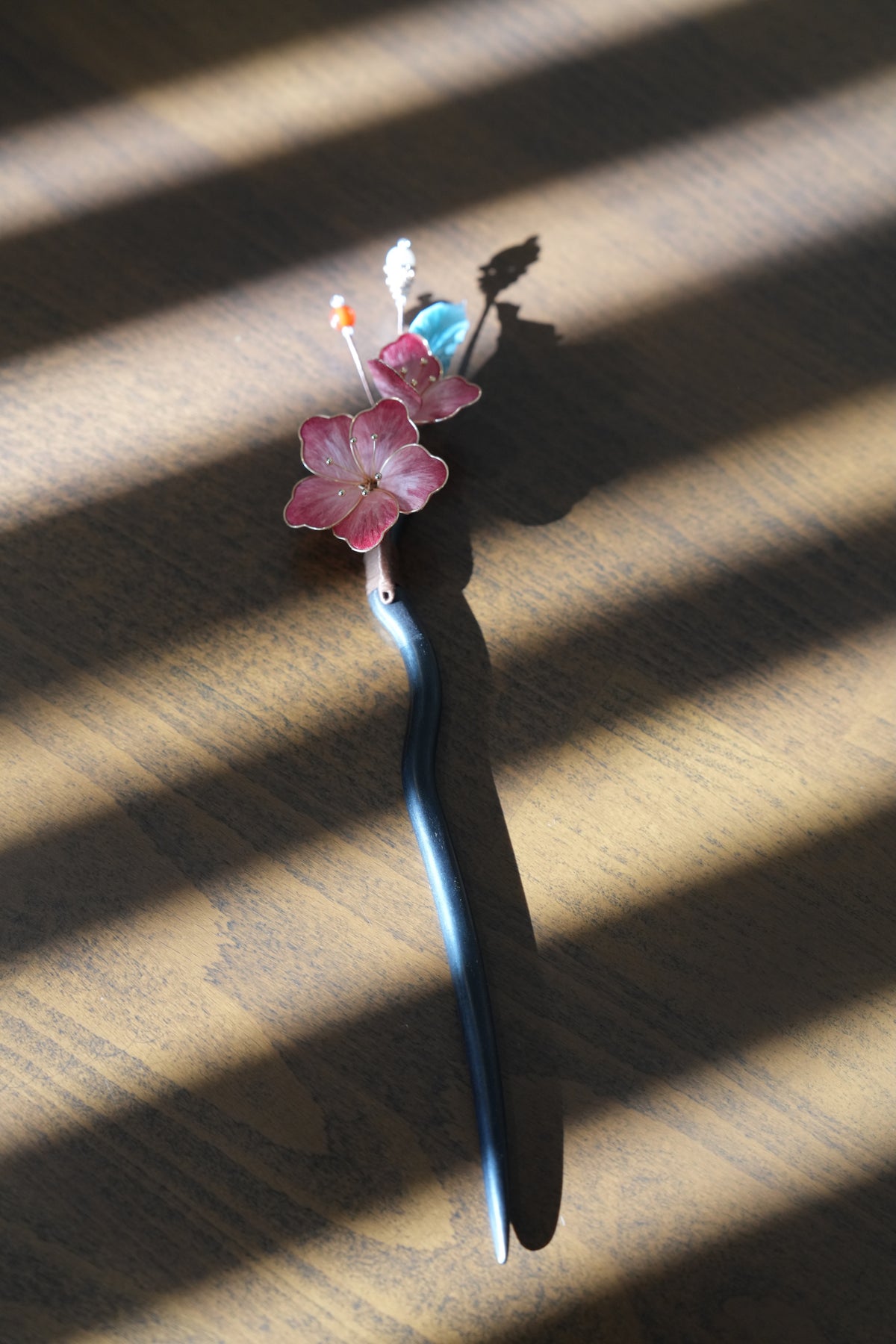 本絹・銘木黒檀】手仕事で咲かせる桜の簪（かんざし）｜天然紅瑪瑙・和装ヘアアクセサリー
