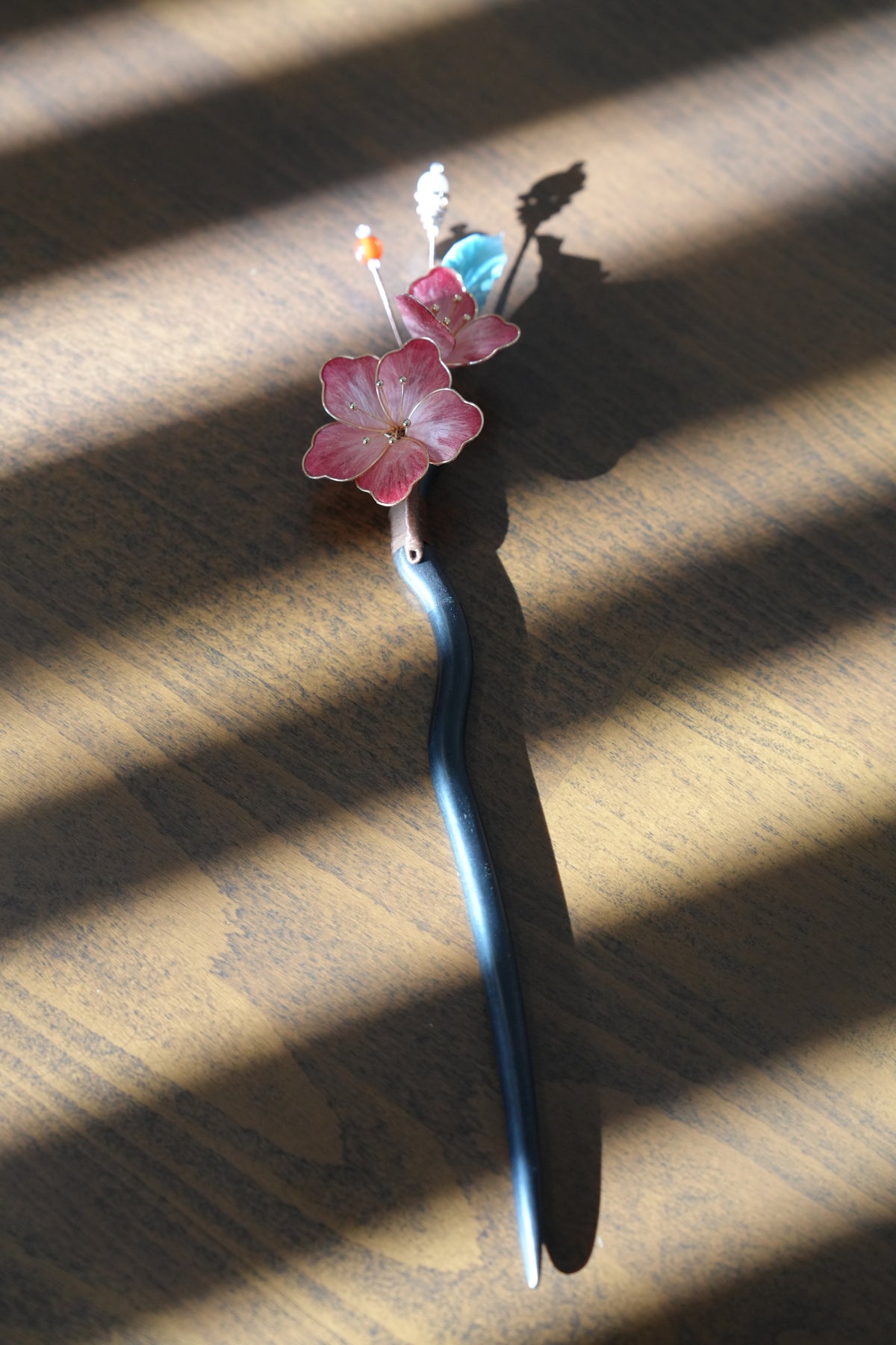 本絹・銘木黒檀】手仕事で咲かせる桜の簪（かんざし）｜天然紅瑪瑙・和装ヘアアクセサリー