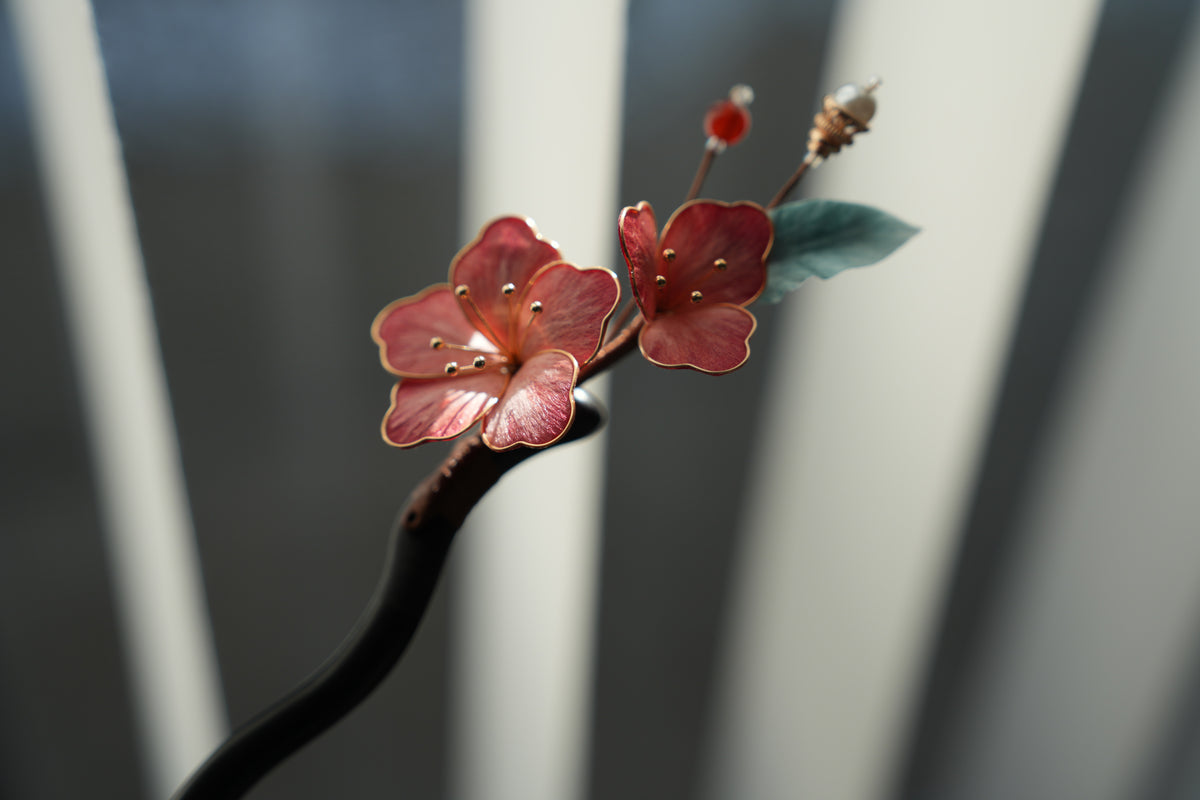 本絹・銘木黒檀】手仕事で咲かせる桜の簪（かんざし）｜天然紅瑪瑙・和装ヘアアクセサリー