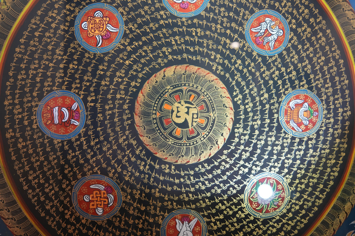【ネパール直輸入・肉筆原画】マントラ 曼荼羅（マンダラ）タンカ – 宇宙の真理と八吉祥が導く浄化のアート（専用額縁プレゼント）