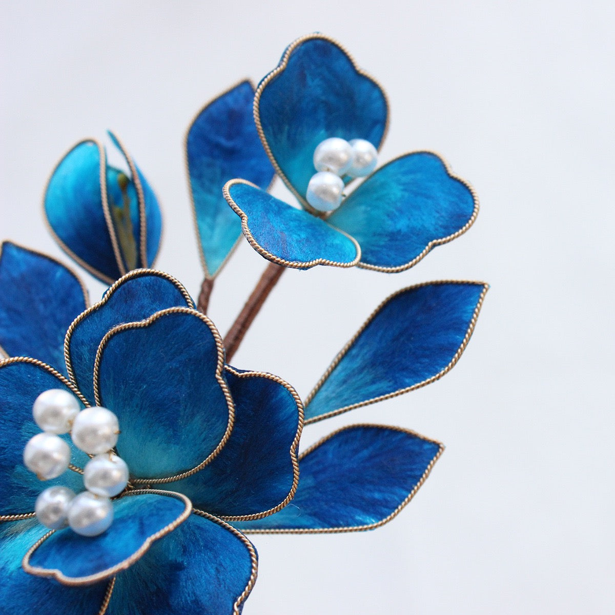 本絹の輝き 瑠璃色の花 ヘアクリップ｜上質シルク手巻き工芸 パール 髪飾り 青