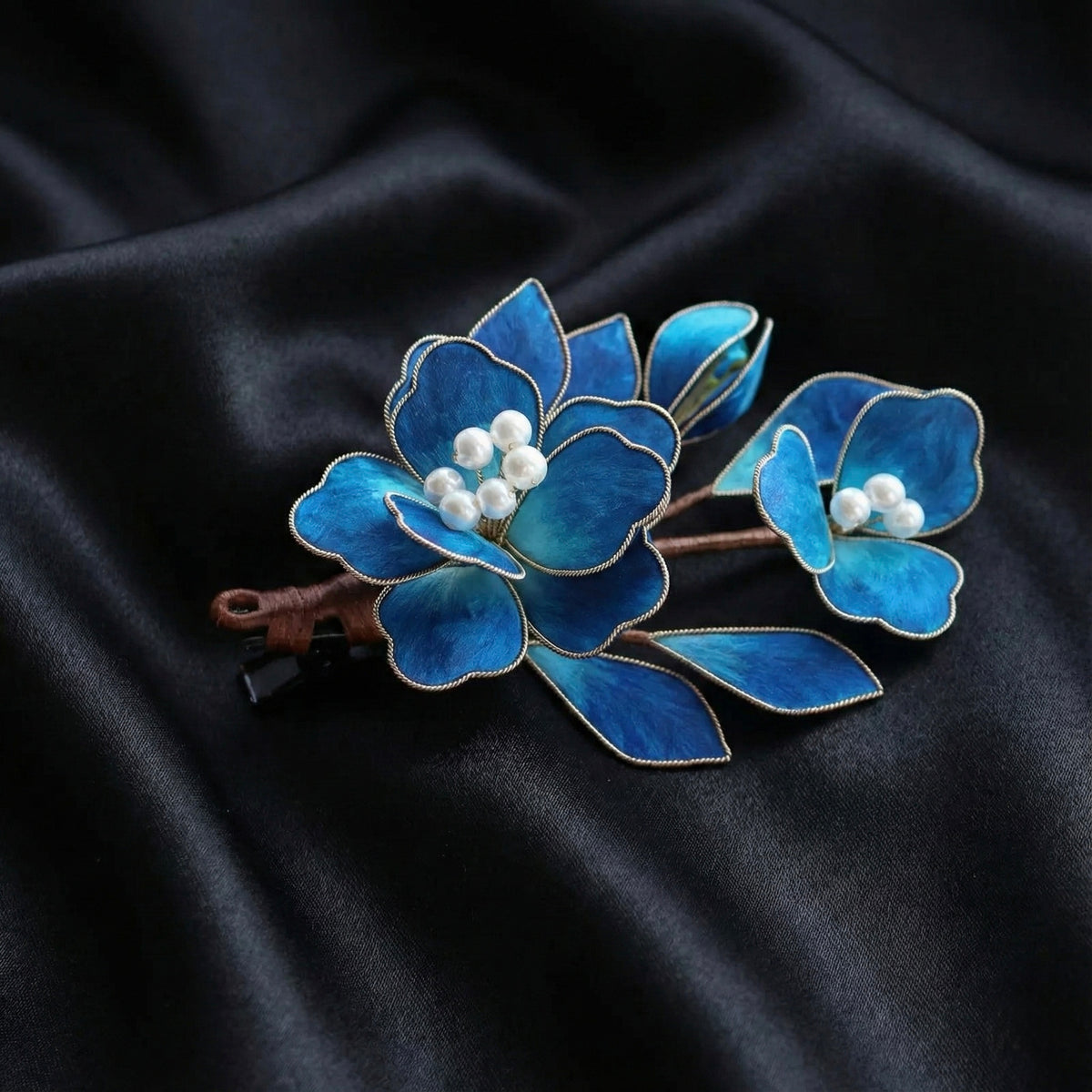 本絹の輝き 瑠璃色の花 ヘアクリップ｜上質シルク手巻き工芸 パール 髪飾り 青