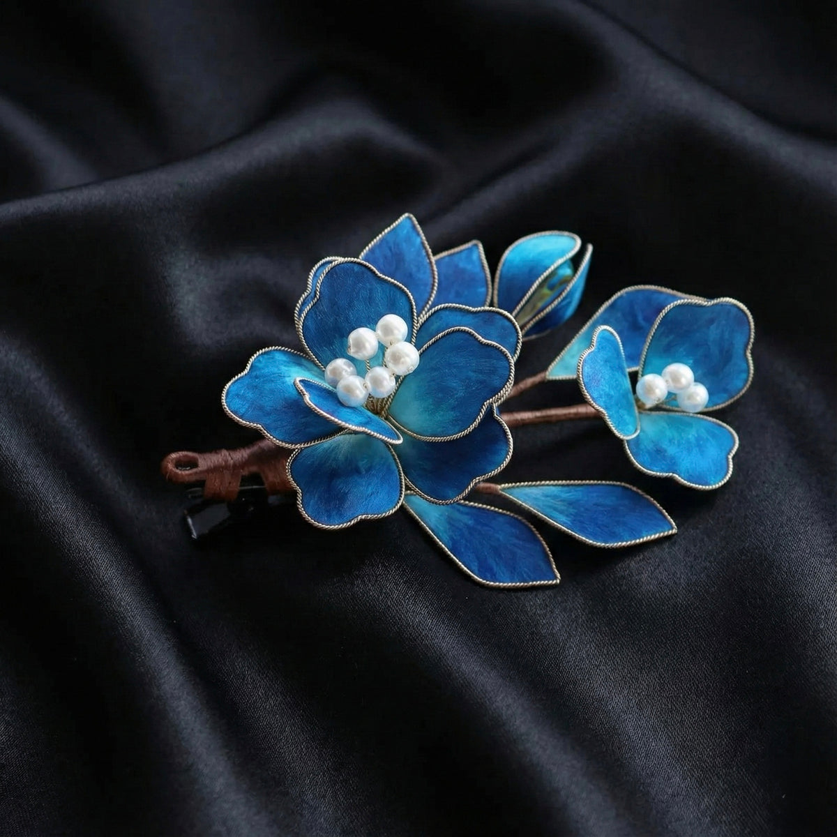 本絹の輝き 瑠璃色の花 ヘアクリップ｜上質シルク手巻き工芸 パール 髪飾り 青